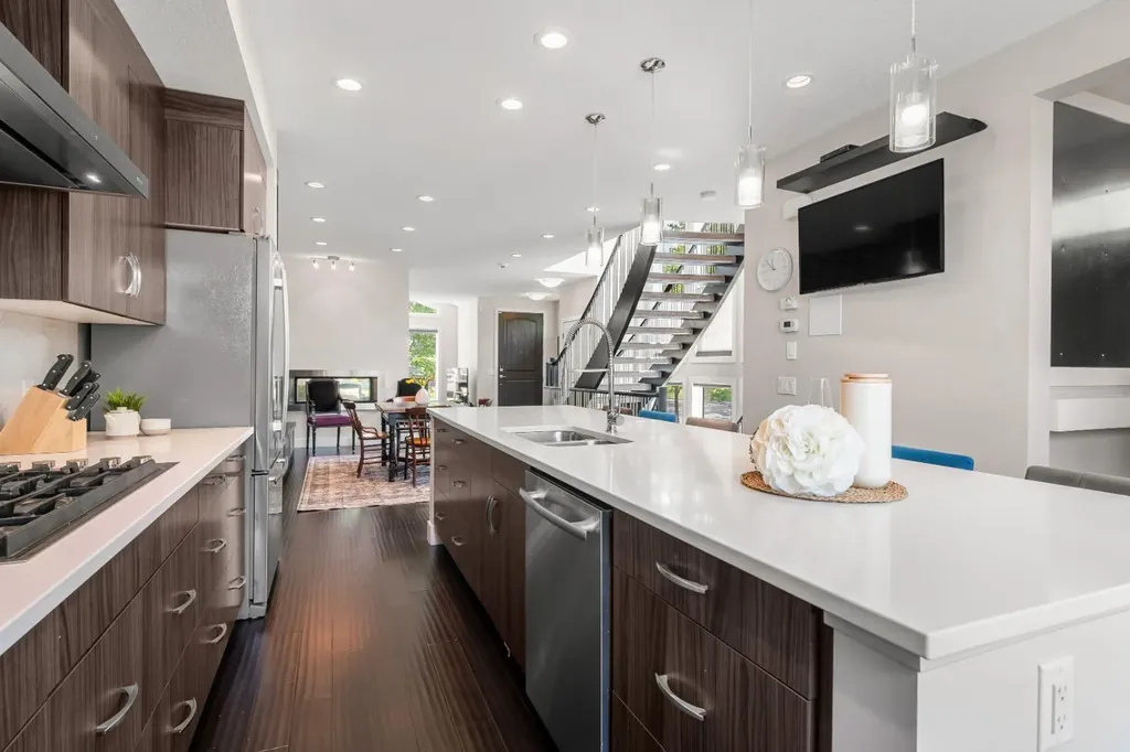 2741 16a Street SE Calgary AB T2G 3T3