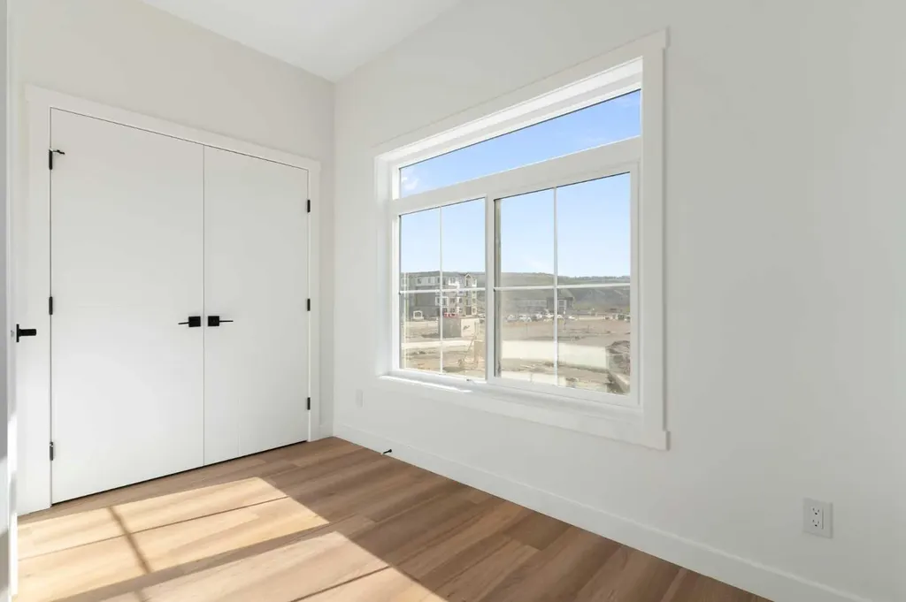 156 Park Street Cochrane AB T4C2B8