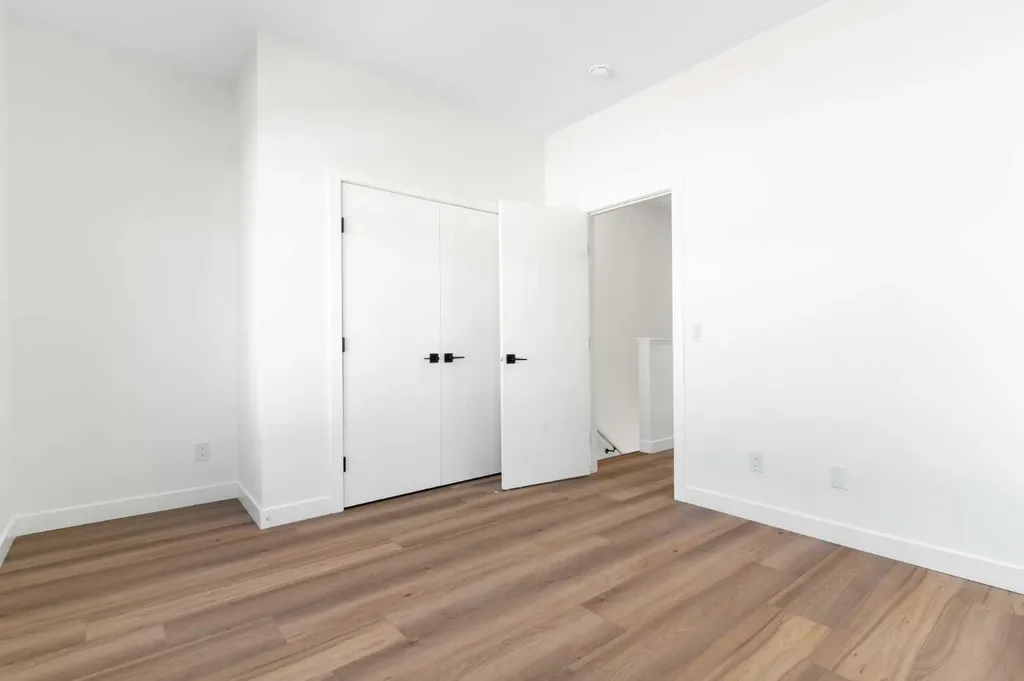 156 Park Street Cochrane AB T4C2B8