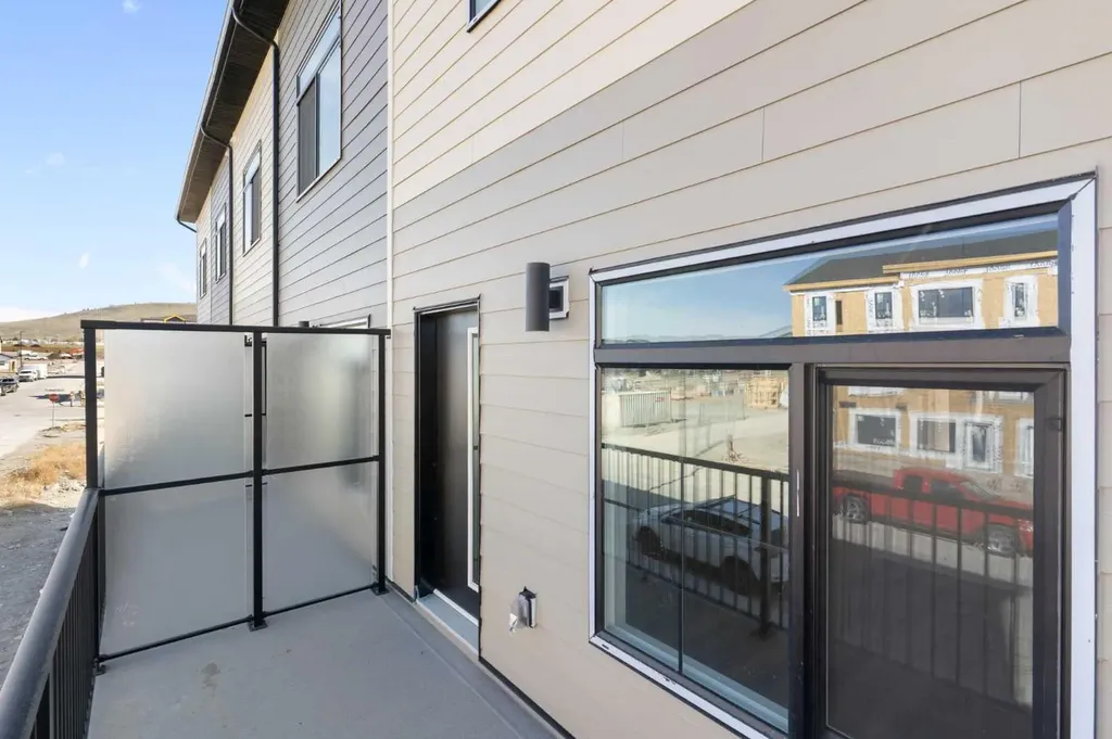 156 Park Street Cochrane AB T4C2B8