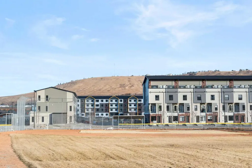 156 Park Street Cochrane AB T4C2B8