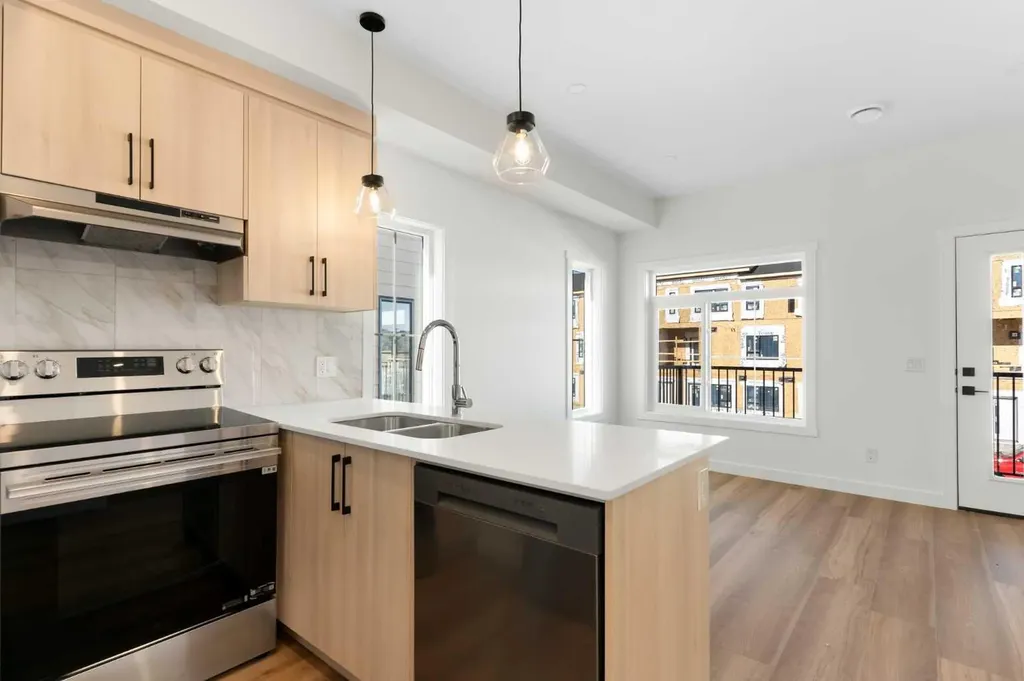 156 Park Street Cochrane AB T4C2B8