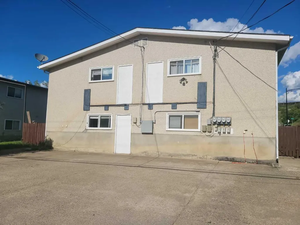 10618, 10620 101 Street Peace River AB T8S1S7