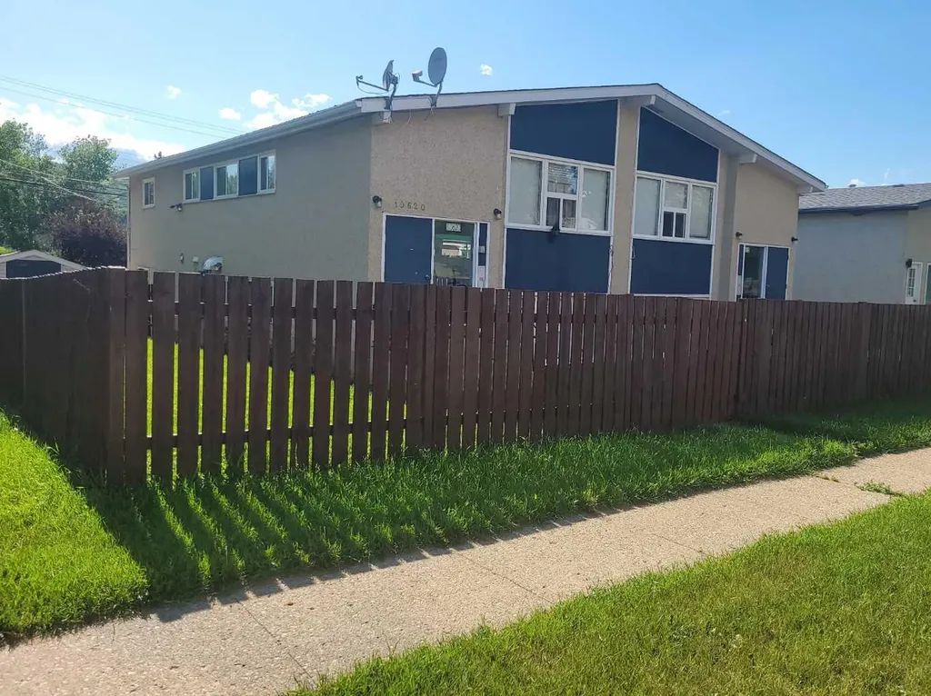 10618, 10620 101 Street Peace River AB T8S1S7