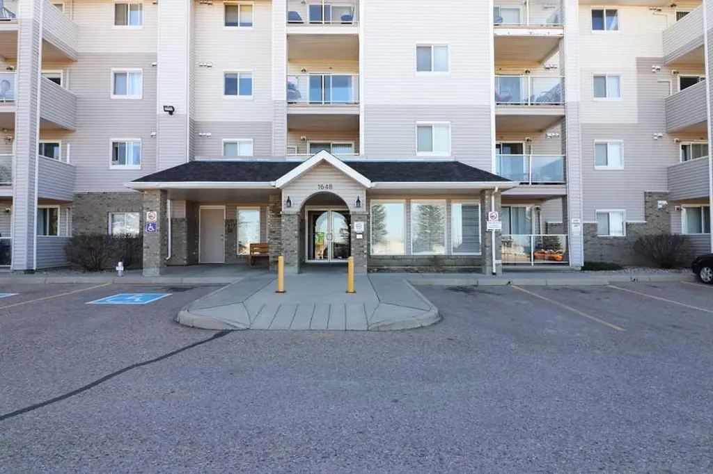 1648 Saamis Drive NW Medicine Hat AB T1B4X1