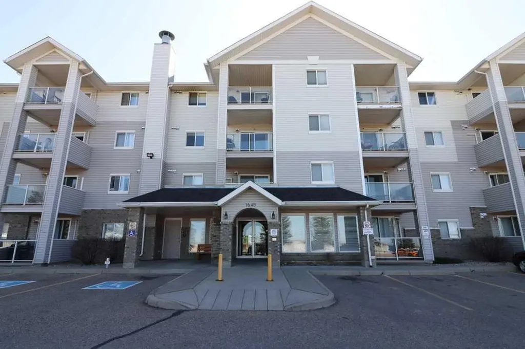 1648 Saamis Drive NW Medicine Hat AB T1B4X1