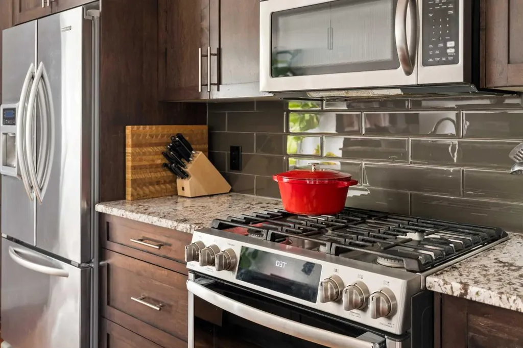 1825 33 Avenue SW Calgary AB T2T 1Z1