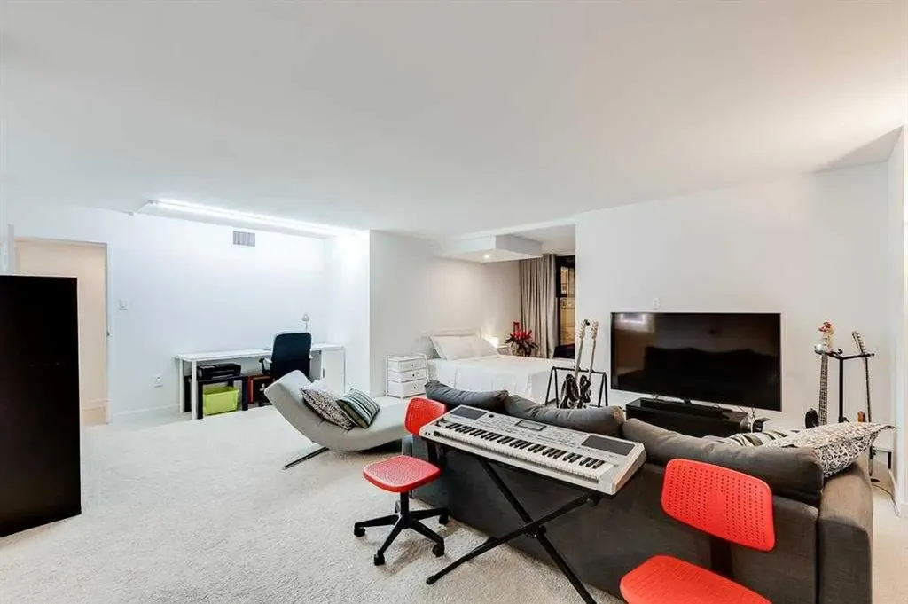 1100 8 Avenue SW Calgary AB T2X 2E6