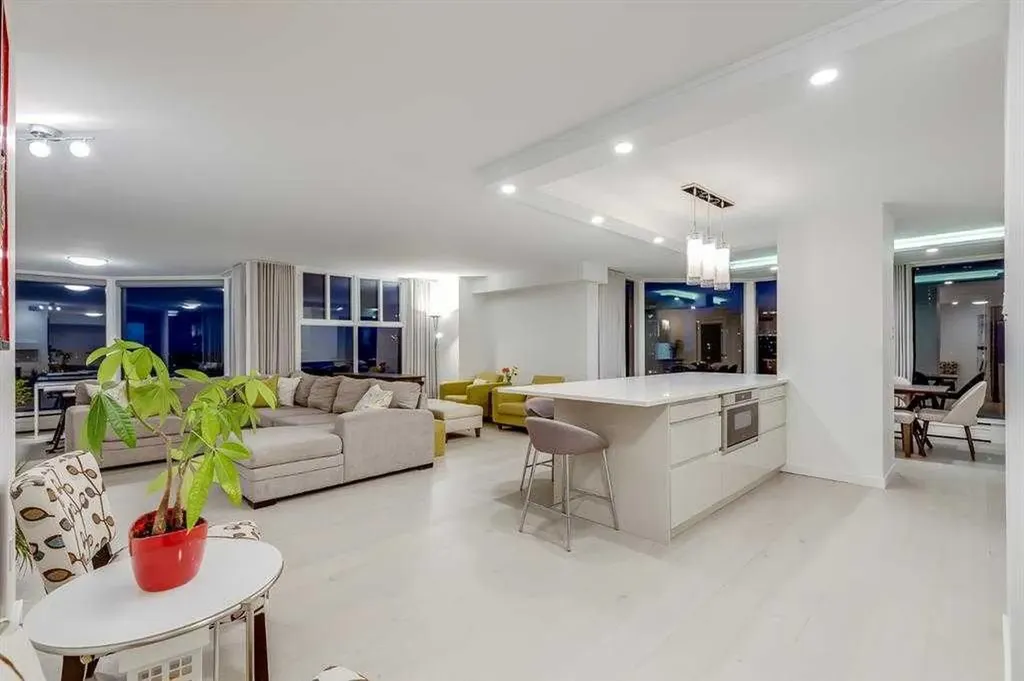1100 8 Avenue SW Calgary AB T2X 2E6