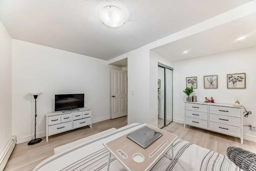117 38 Avenue SW Calgary AB T2S 0V4
