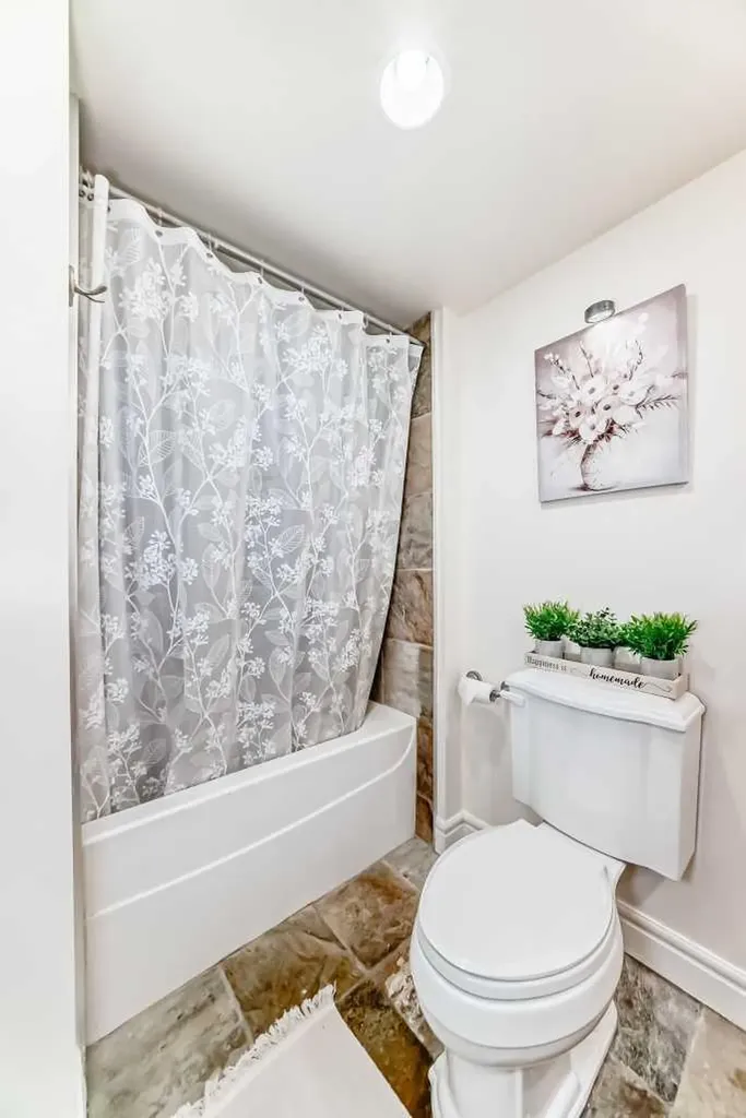117 38 Avenue SW Calgary AB T2S 0V4