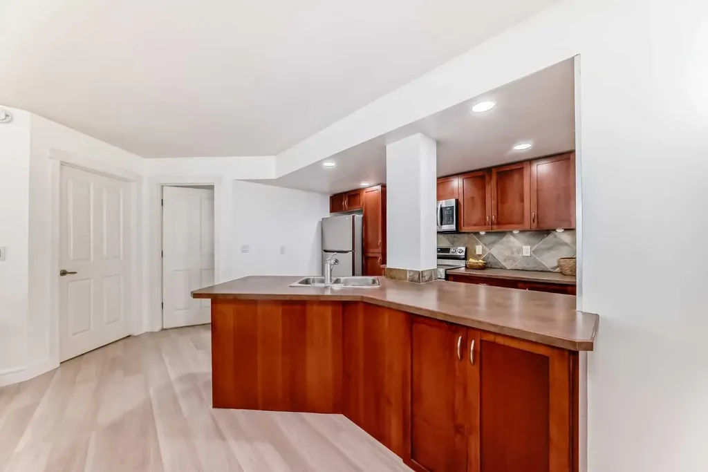 117 38 Avenue SW Calgary AB T2S 0V4