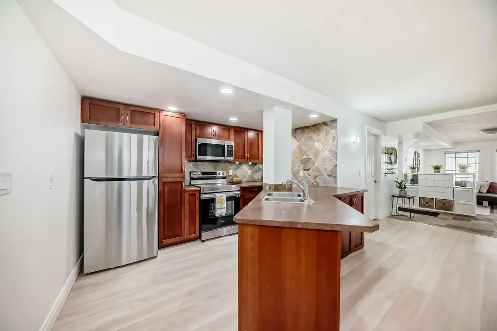 117 38 Avenue SW Calgary AB T2S 0V4