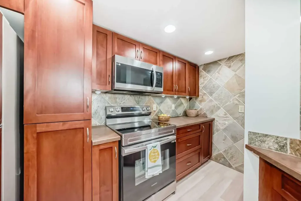 117 38 Avenue SW Calgary AB T2S 0V4