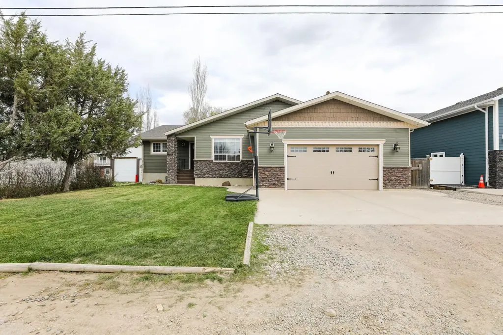 125 S 2a Street W Magrath AB T0K 1J0