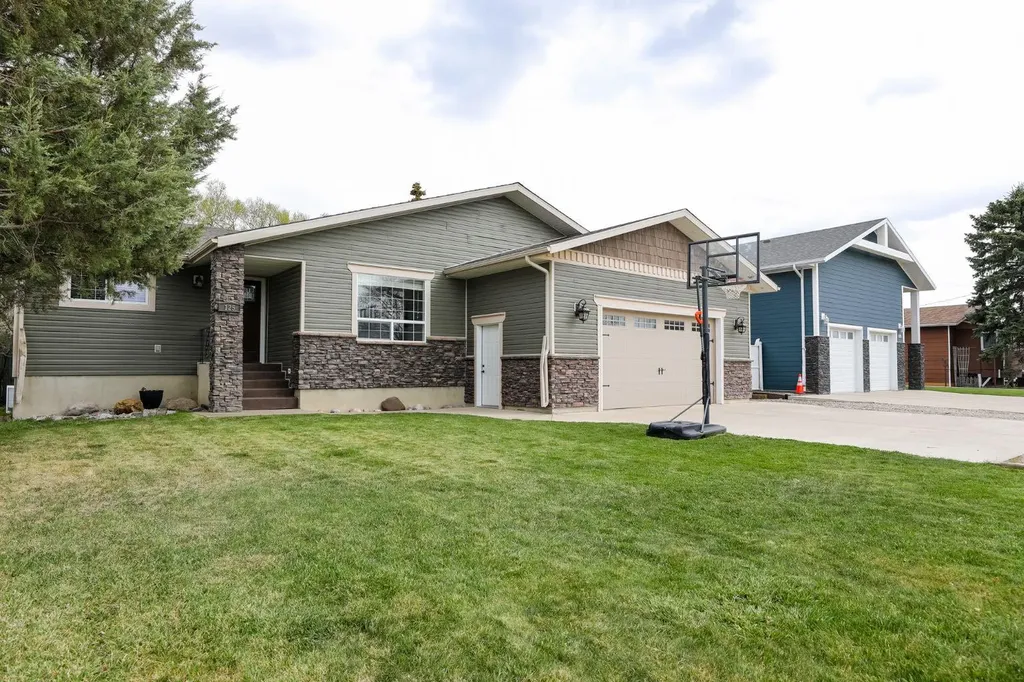 125 S 2a Street W Magrath AB T0K 1J0