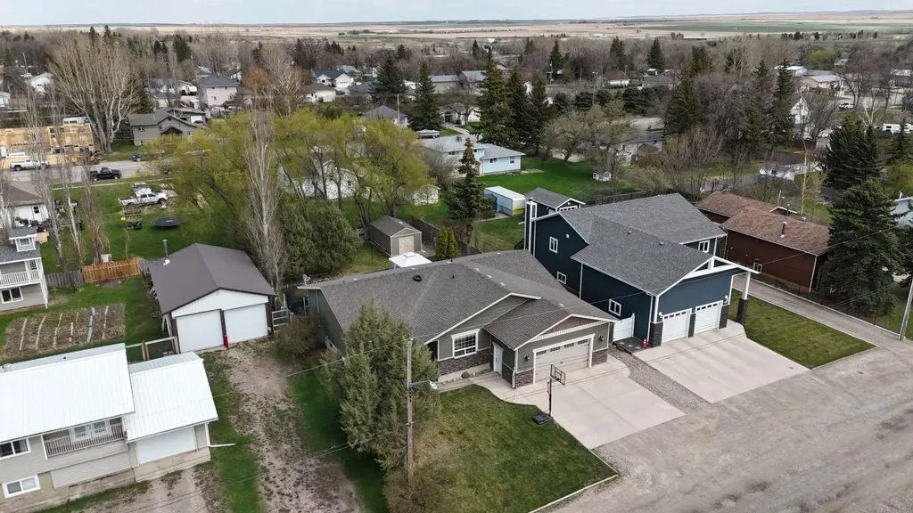125 S 2a Street W Magrath AB T0K 1J0