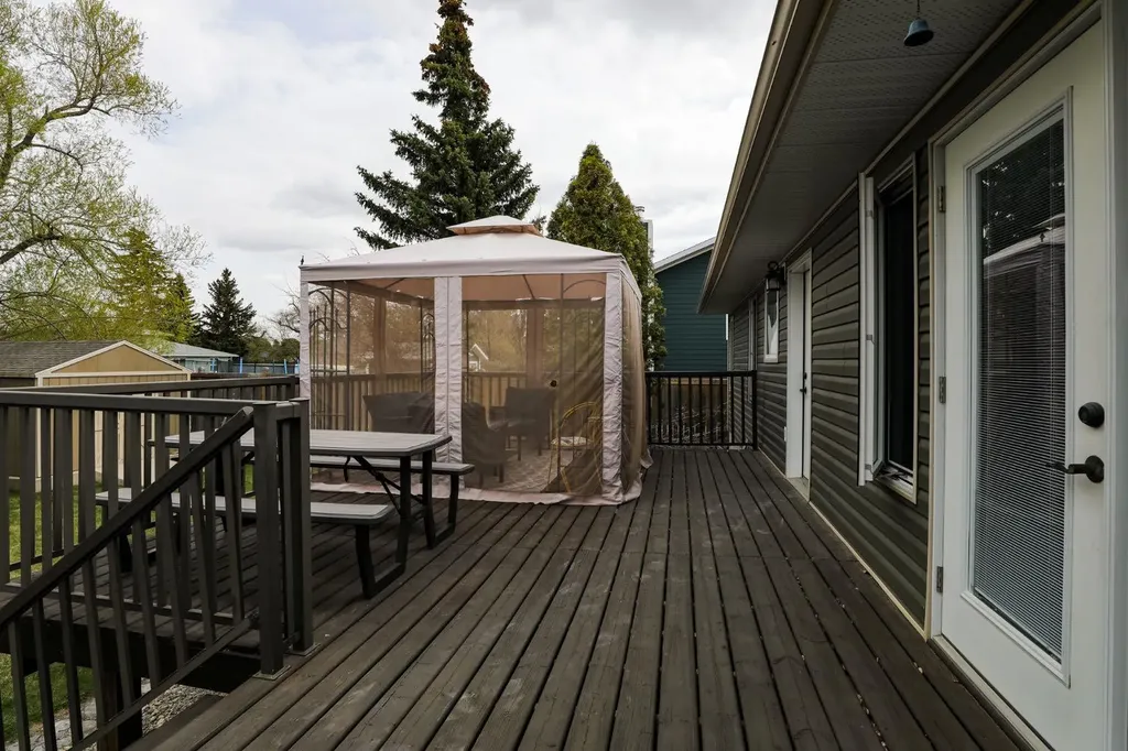 125 S 2a Street W Magrath AB T0K 1J0
