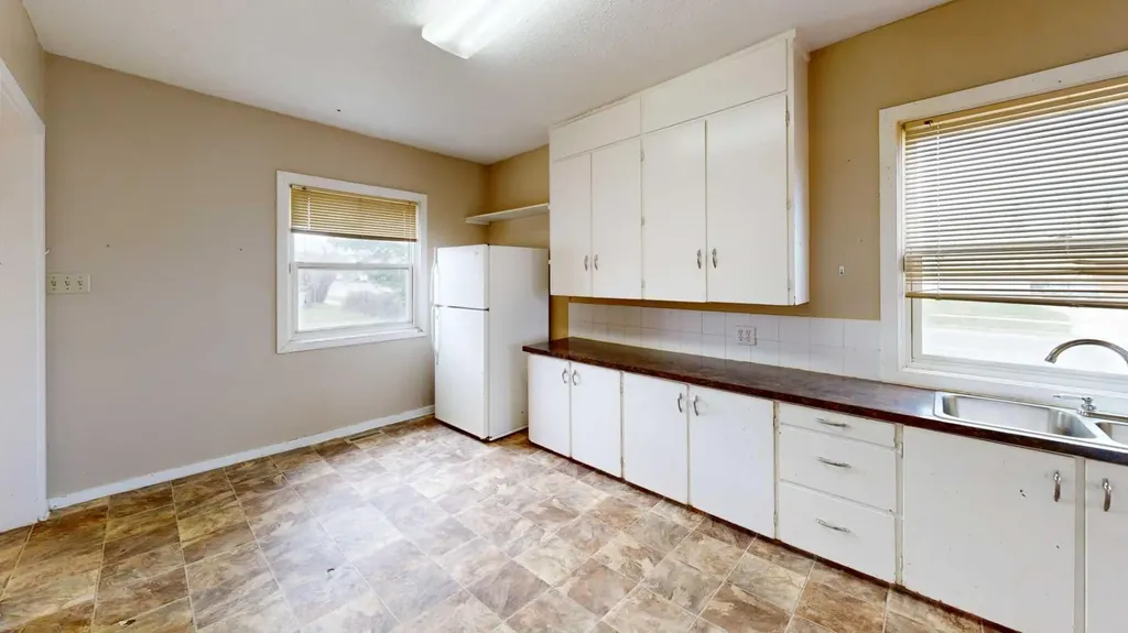 4903 53 Avenue Whitecourt AB T7S 1A2