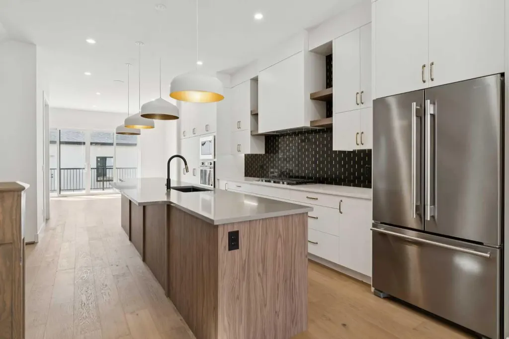 645 36 Street SW Calgary AB T3C 1R1
