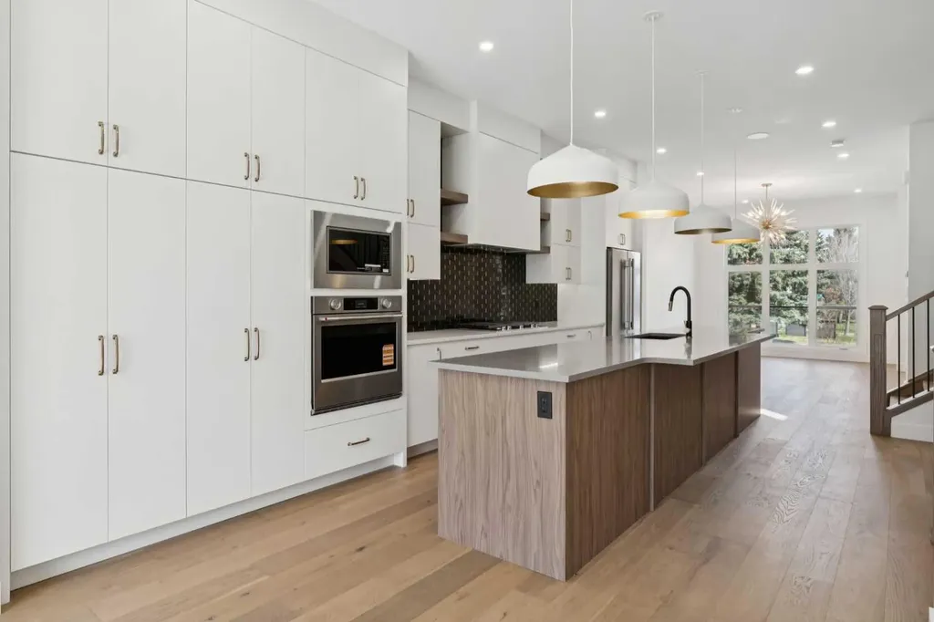 645 36 Street SW Calgary AB T3C 1R1