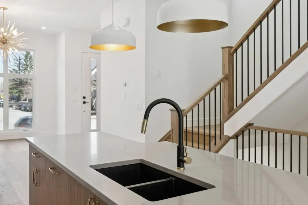 645 36 Street SW Calgary AB T3C 1R1