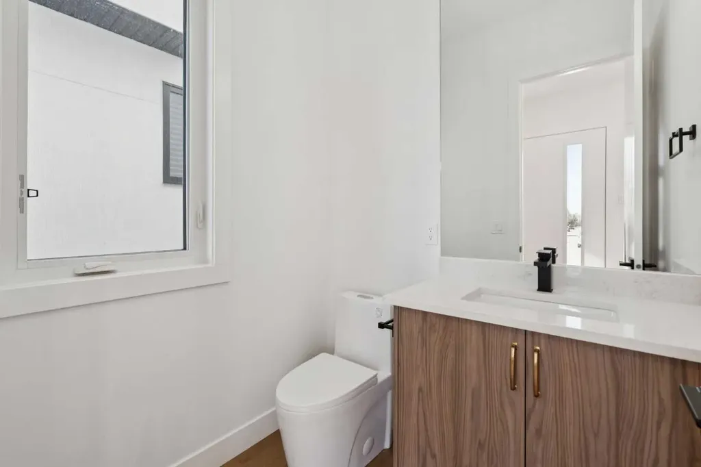 645 36 Street SW Calgary AB T3C 1R1
