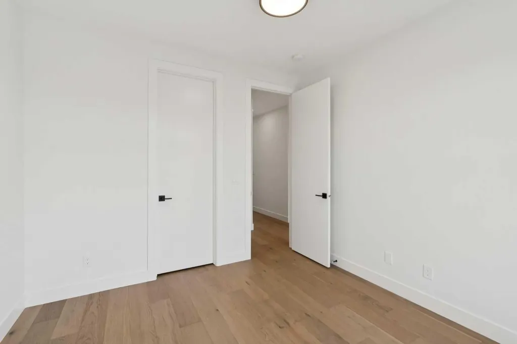 645 36 Street SW Calgary AB T3C 1R1