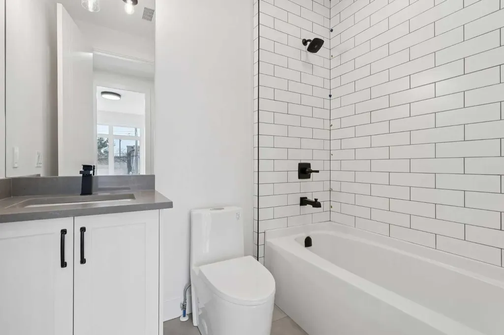 645 36 Street SW Calgary AB T3C 1R1