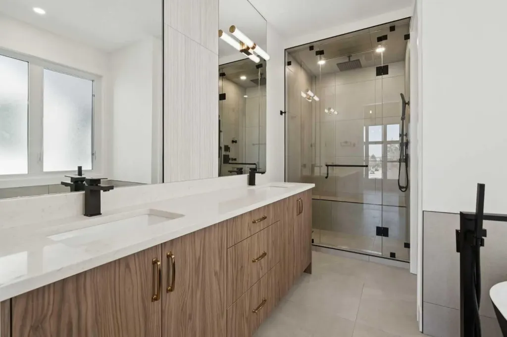 645 36 Street SW Calgary AB T3C 1R1