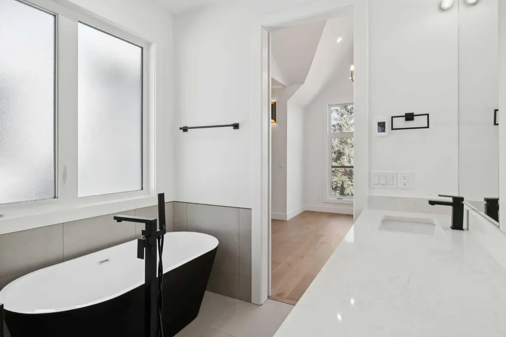 645 36 Street SW Calgary AB T3C 1R1