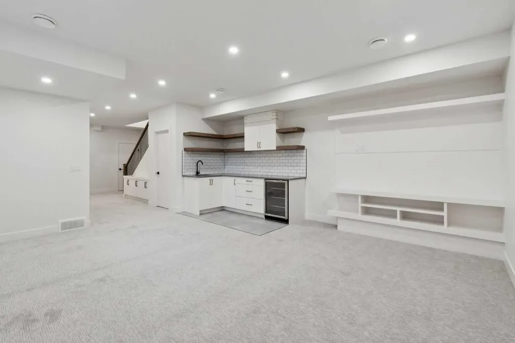 645 36 Street SW Calgary AB T3C 1R1