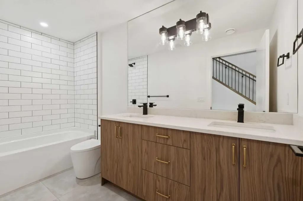 645 36 Street SW Calgary AB T3C 1R1
