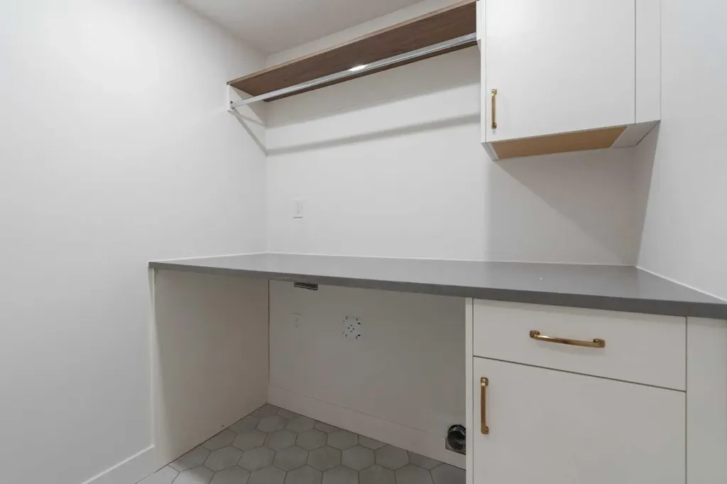 645 36 Street SW Calgary AB T3C 1R1