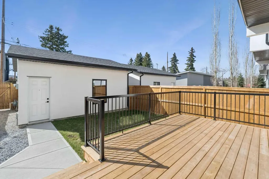 645 36 Street SW Calgary AB T3C 1R1