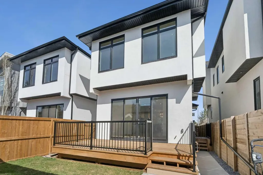 645 36 Street SW Calgary AB T3C 1R1