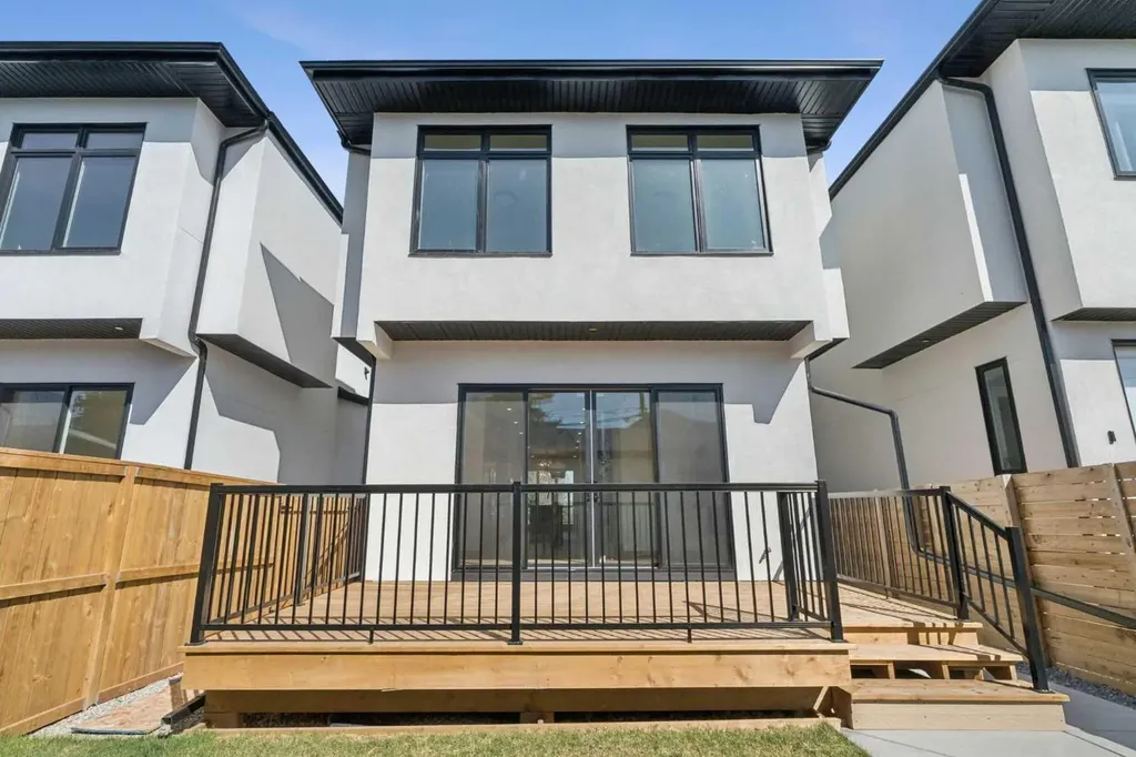 645 36 Street SW Calgary AB T3C 1R1