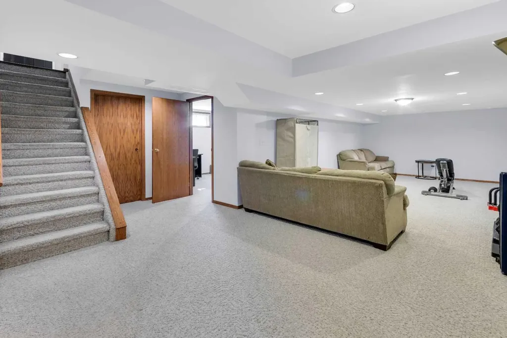 549 Rundleville Place NE Calgary AB T1Y2T5