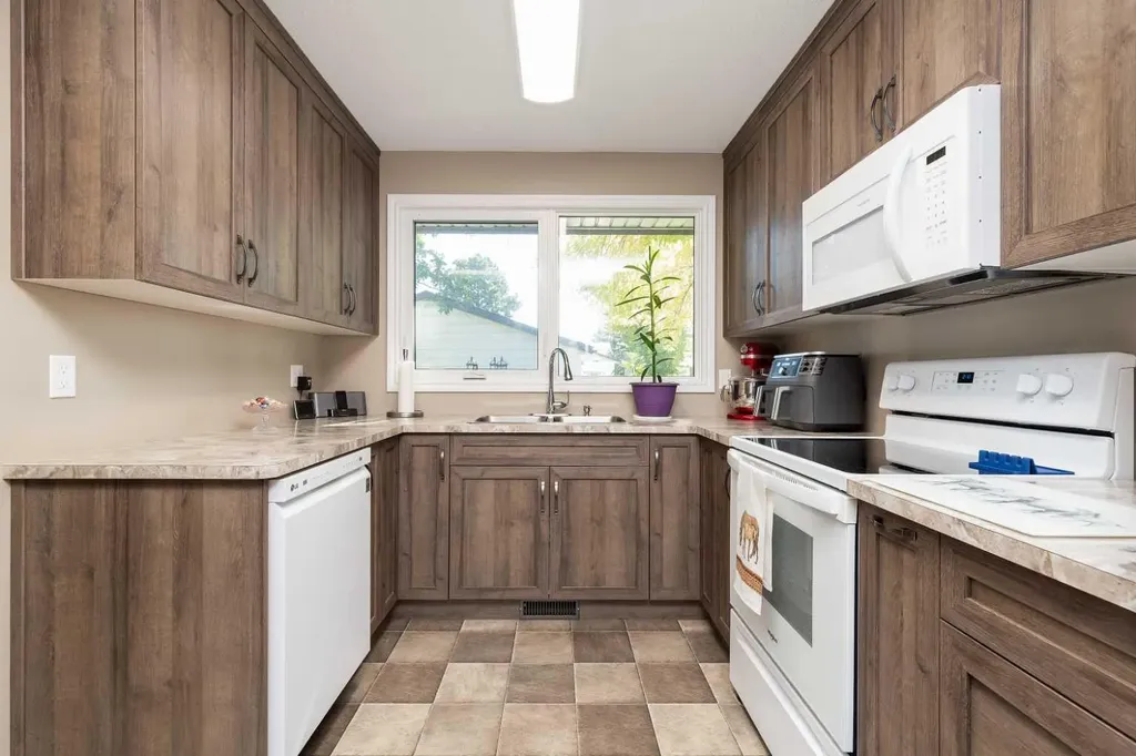 1414 25 Avenue N Lethbridge AB T1H 4N7