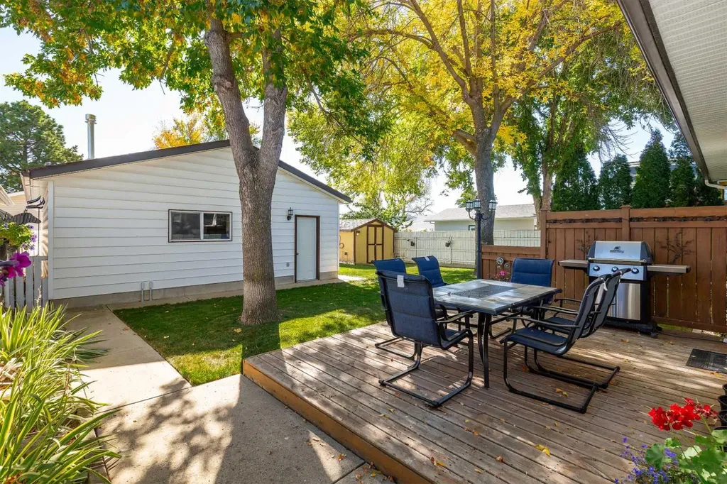 1414 25 Avenue N Lethbridge AB T1H 4N7