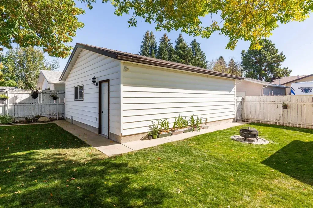 1414 25 Avenue N Lethbridge AB T1H 4N7