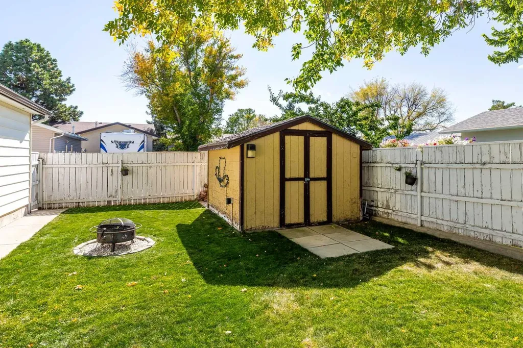 1414 25 Avenue N Lethbridge AB T1H 4N7