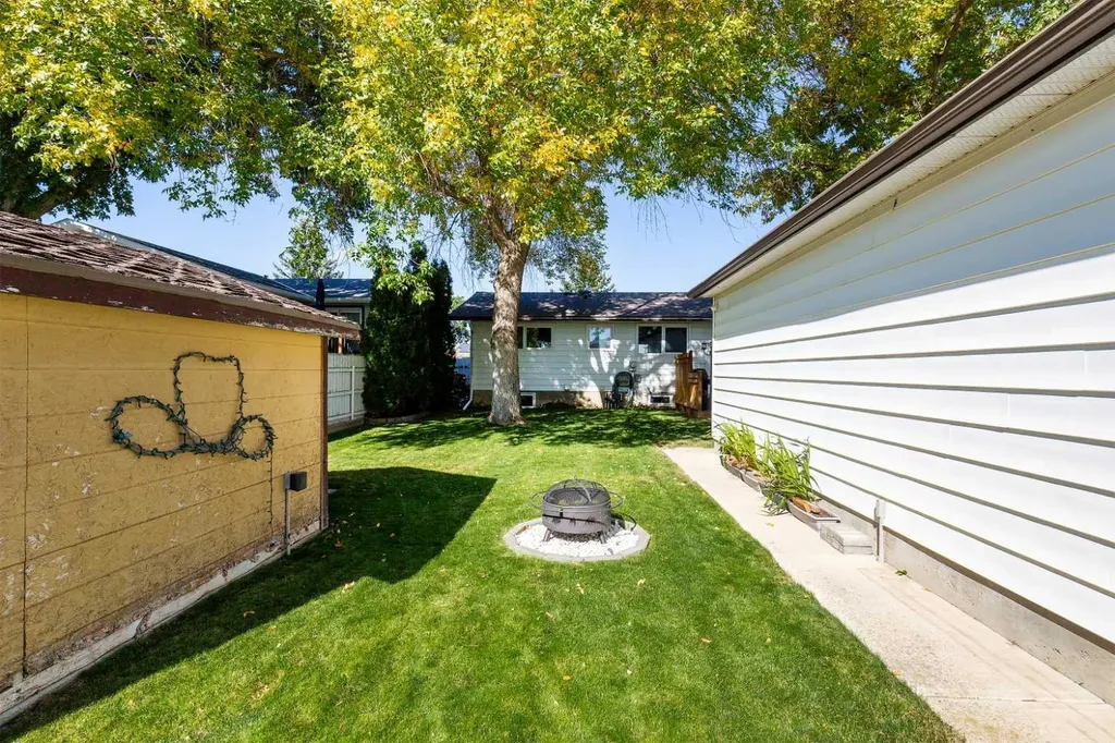 1414 25 Avenue N Lethbridge AB T1H 4N7