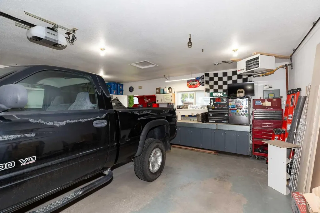 1414 25 Avenue N Lethbridge AB T1H 4N7