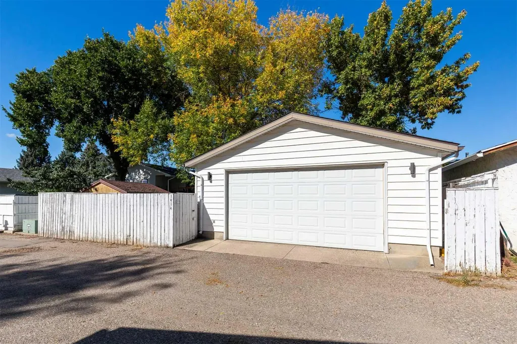 1414 25 Avenue N Lethbridge AB T1H 4N7