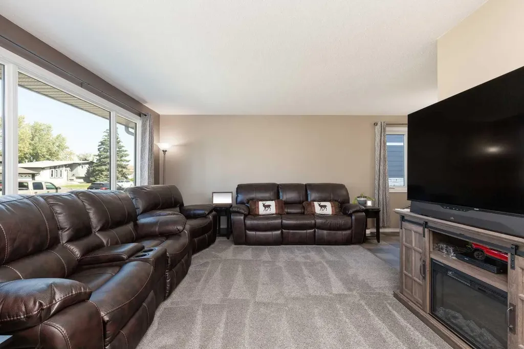 1414 25 Avenue N Lethbridge AB T1H 4N7