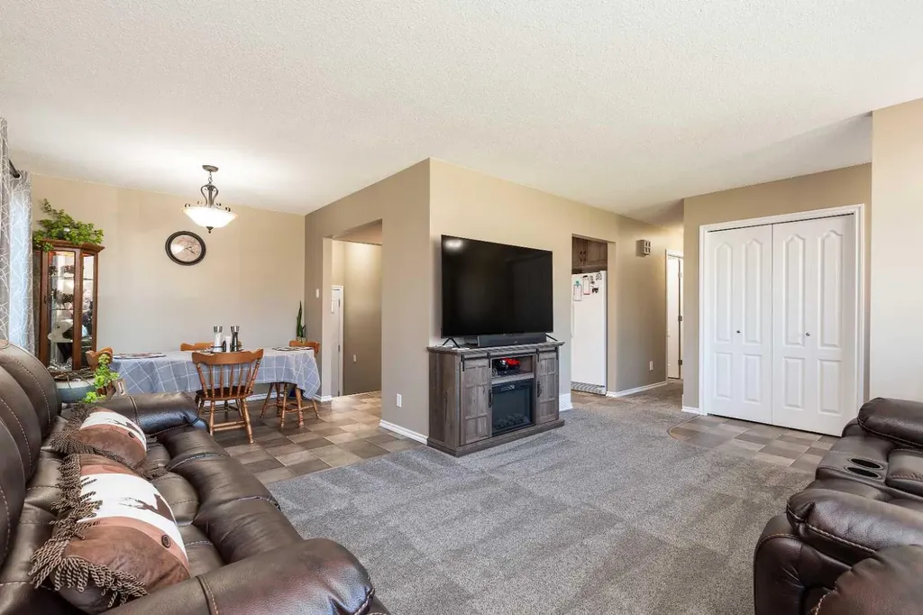 1414 25 Avenue N Lethbridge AB T1H 4N7