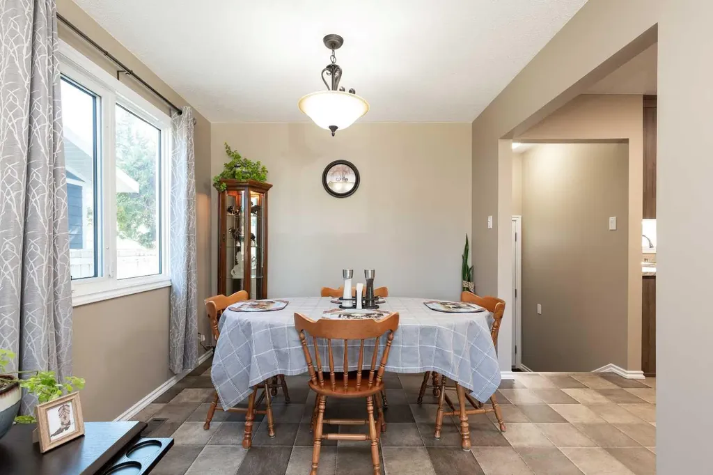1414 25 Avenue N Lethbridge AB T1H 4N7