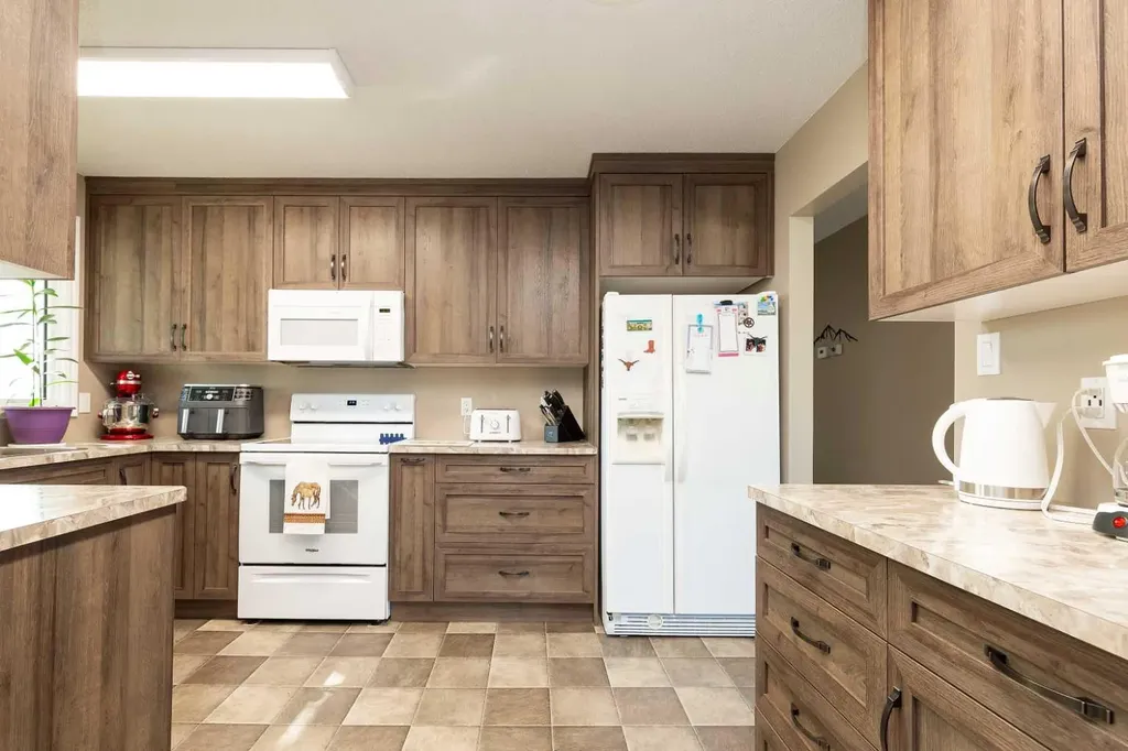 1414 25 Avenue N Lethbridge AB T1H 4N7