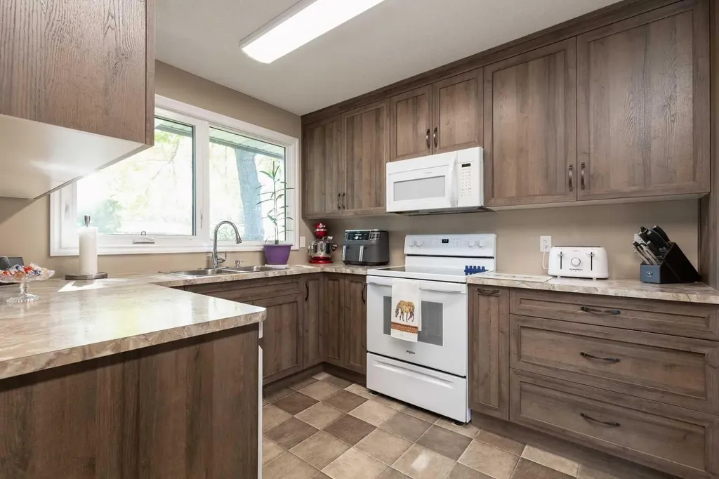 1414 25 Avenue N Lethbridge AB T1H 4N7